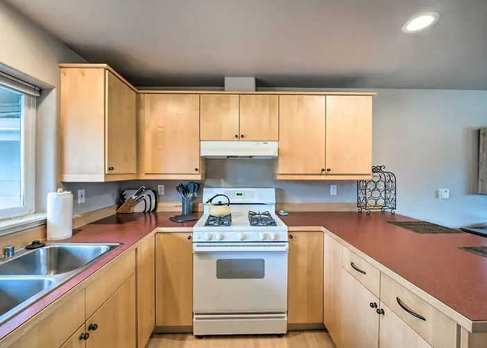 Apartment W/ Gas Fireplace ~ 1/2 Mi To Beach!